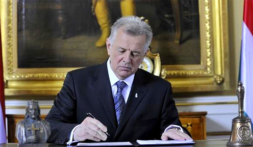 Schmitt Pál, Magyarország köztársasági elnöke (2010-2012) aláírja az új Alaptörvényt