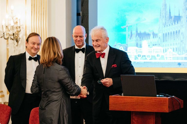 Az Ügyvédi Irodák Hálózata (LFN) díját a nemzetközi szervezet éves konferenciáján vette át Pardavi Márta, a Magyar Helsinki Bizottság társelnöke.